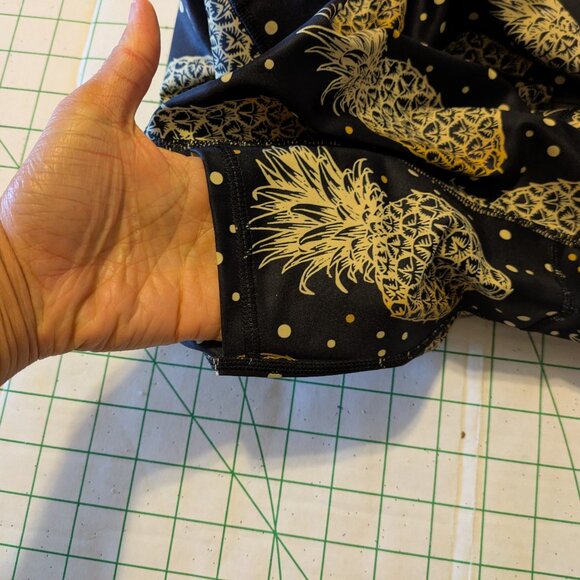 NWOT CVG Fineapple Capri leggings XS pockets - Picture 2 of 7